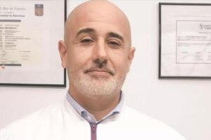 LISSAGE DES CHEVEUX AU FORMOL | Roger Nebot, pharmacien : « Le Formol n'est pas recommandé pour les cheveux. Il donne un effet lissant immédiat, mais au prix d'une fragilisation de la fibre capillaire, c'est-à-dire que les cheveux peuvent paraître plus polis, mais en réalité ils sont plus fragiles »