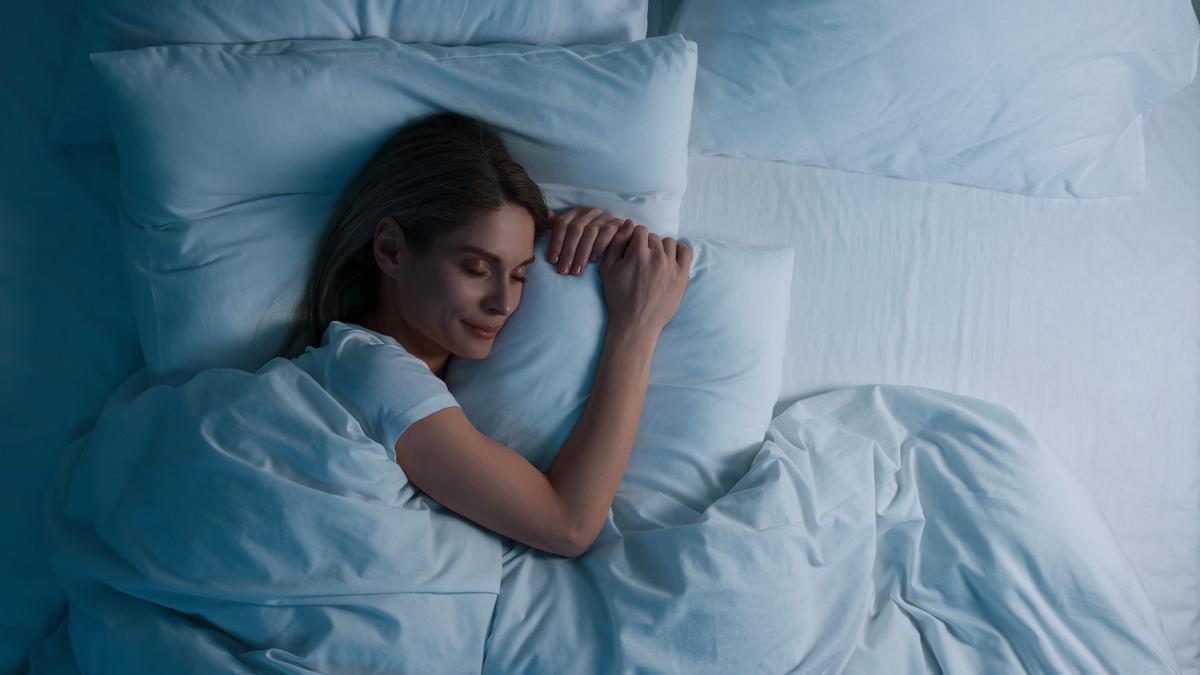 Victoria Bretones, experta en longevidad: "Si tuviera que elegir un único hábito con mayor impacto en longevidad y salud, sería dormir bien, no solo muchas horas, sino tener un sueño profundo, reparador y regular, idealmente entre 7 y 8 horas diarias"