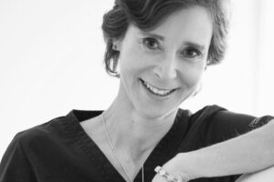 LUMIÈRE ROUGE | Sofía Ruiz del Cueto, médecin : « La lumière rouge ne transforme pas la peau, elle la stimule en douceur. Un meilleur visage, moins d'apparence de fatigue et une peau plus équilibrée. Tout ce qui promet des effets rapides ou des transformations visibles relève du marketing. »