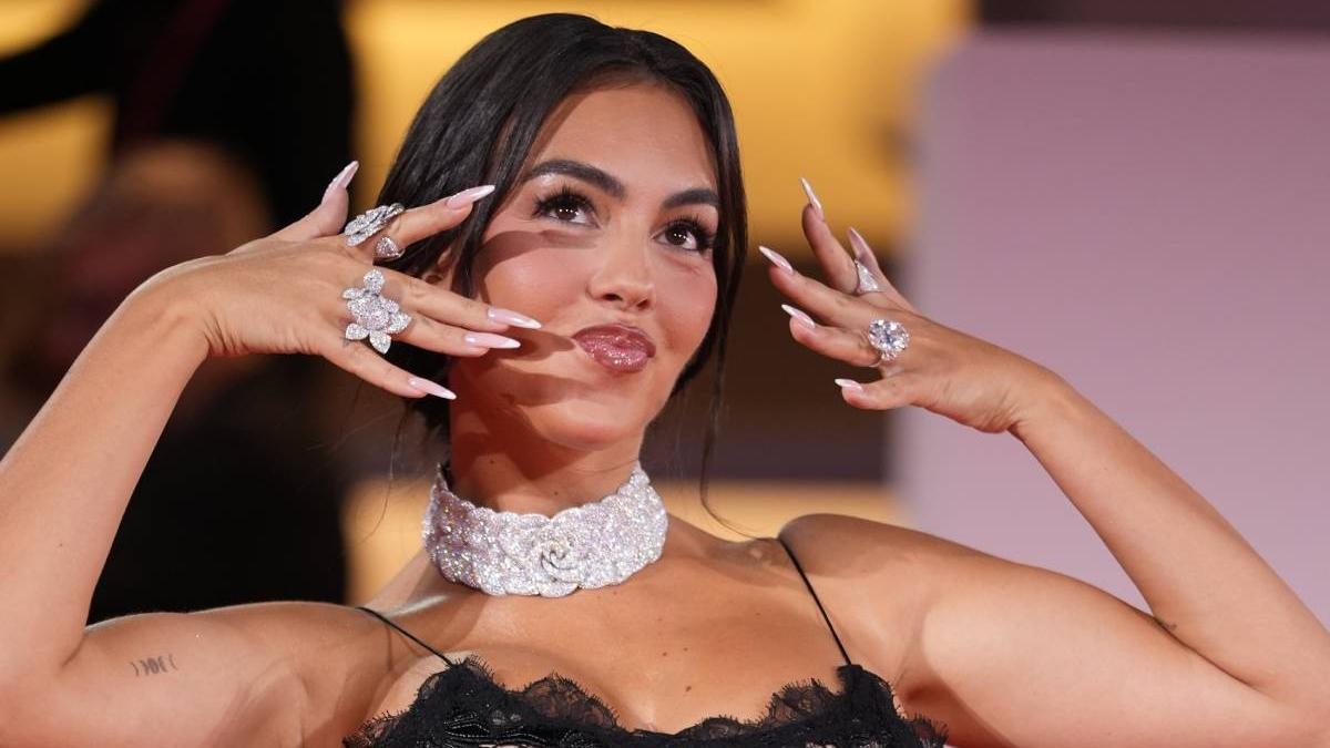 La bijouterie de Bilbao responsable de la bague de fiançailles de Georgina Rodríguez : « Nous récupérons avec chaque création les origines artisanales de la haute joaillerie »