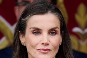 La reine Letizia répète le look trois ans plus tard, lors de la Journée des Forces armées 2026 : boutonnage élégant, manches longues et imprimé floral