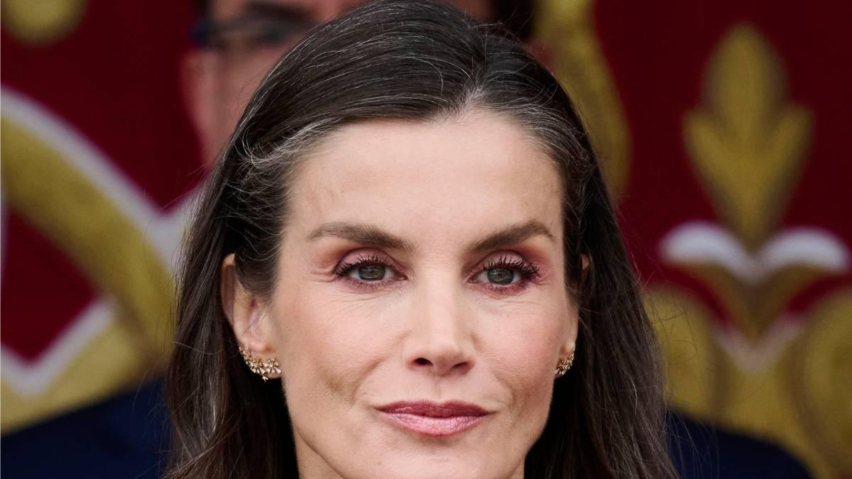 El look de la reina Letizia para el Día de las Fuerzas Armadas 2026: recicla un vestido de hace tres años