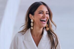 Le costume avec ceinture de Paula Echevarría et quatre autres options similaires pour les mamans diplômées qui sont un succès assuré