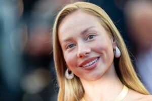 Le « maquillage sans maquillage » d'Ester Expósito à Cannes qui laisse instantanément bonne mine et est une pure inspiration pour cet été