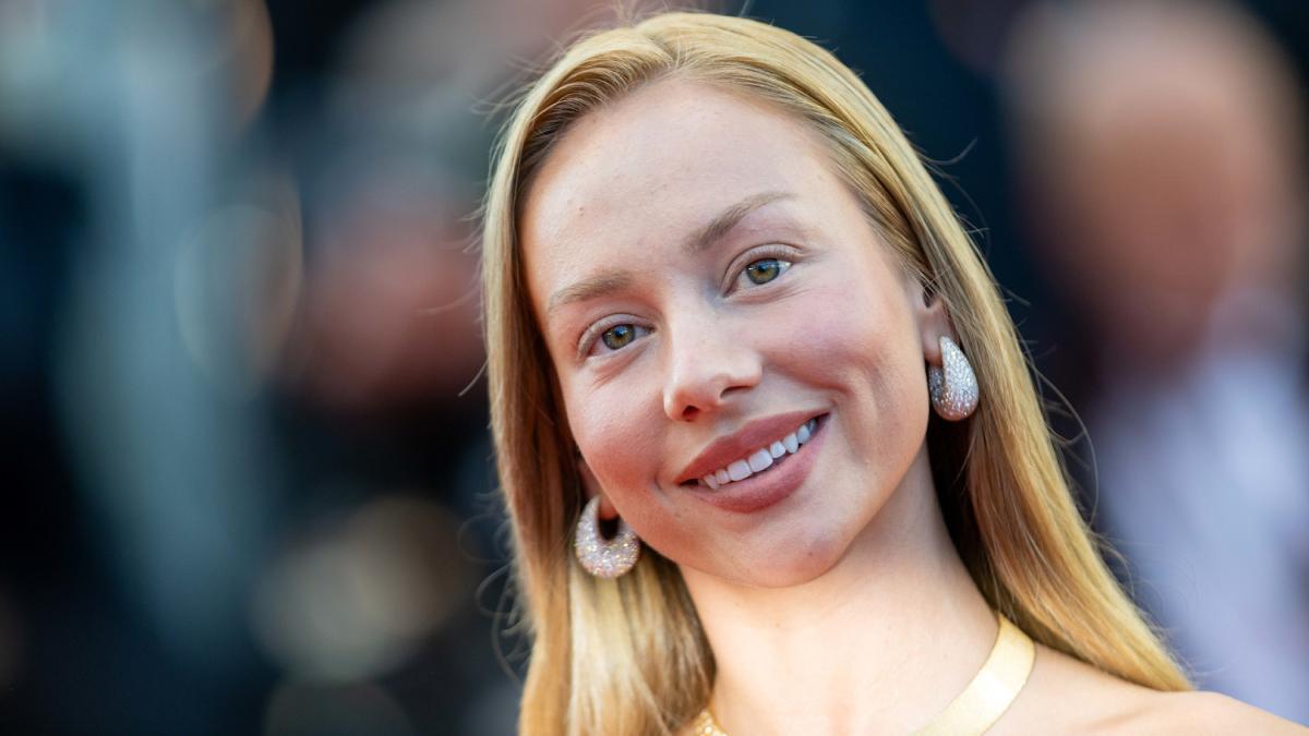 Ester Expósito causa sensación en Cannes con su impecable look.