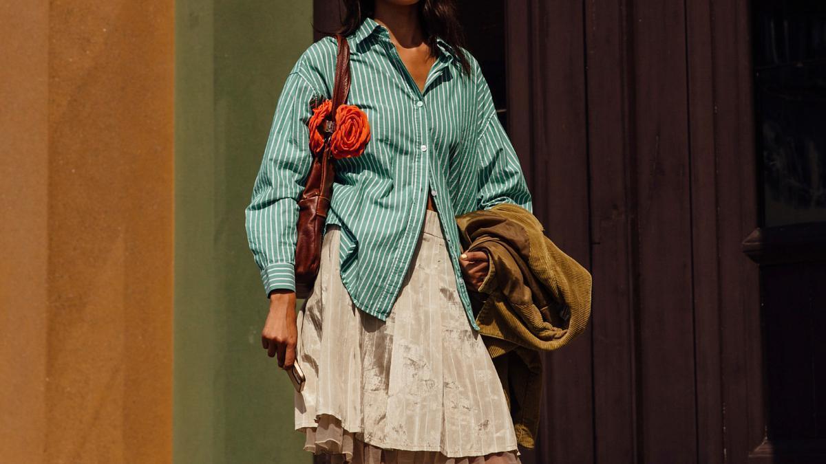 Las camisas lisas ya no se llevan: 5 blusas estampadas que combinan genial con pantalones blancos y son máxima tendencia 2026