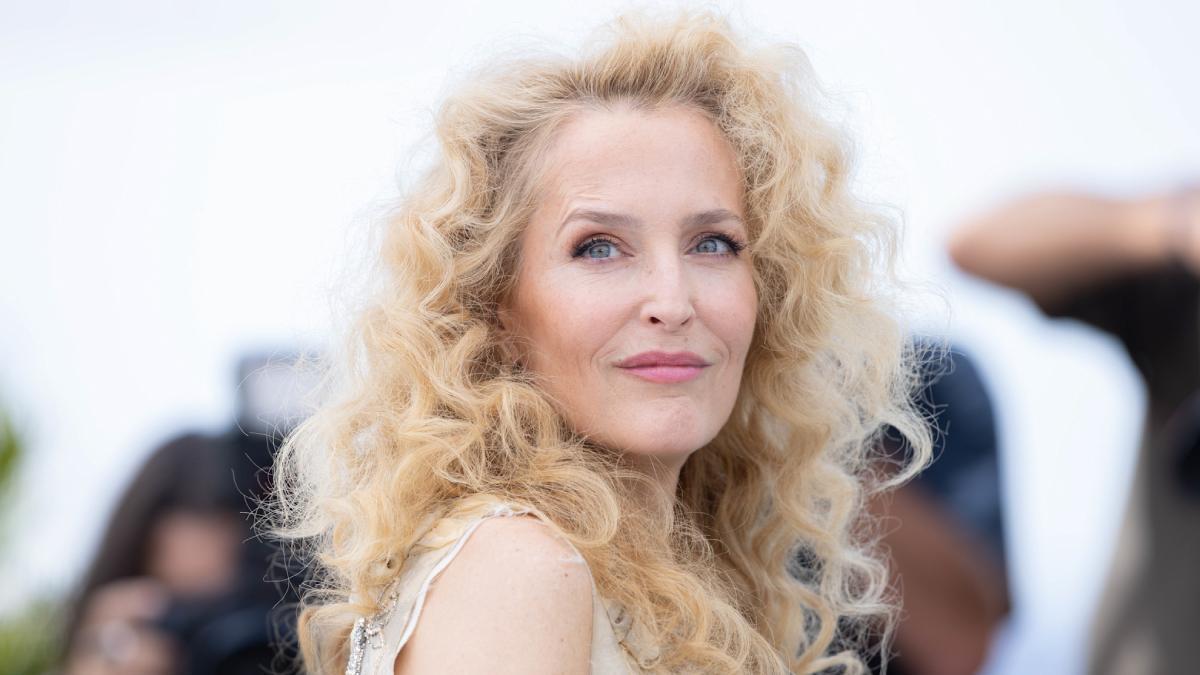 Gillian Anderson presume de rizos en el Festival de Cannes
