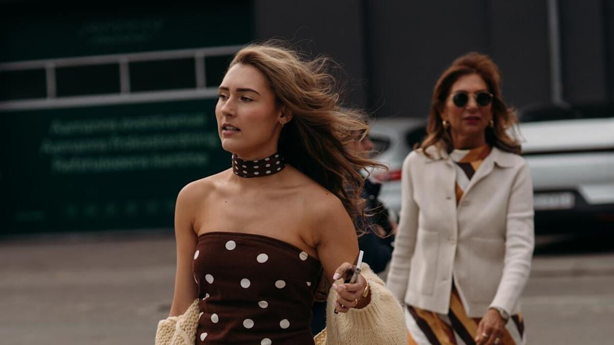 Look de street style con vestido de lunares marrón chocolate
