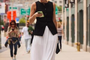 Mango vend MAINTENANT la tendance été 2026 des jupes blanches que vous porterez 24h/24 et 7j/7 dès que les températures montent avec des sandales et des chaussures compensées