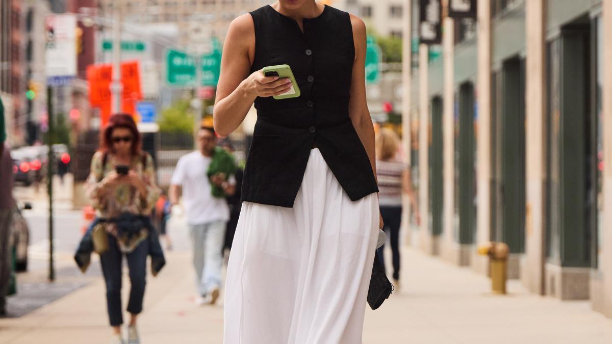 Mango vende YA las faldas blancas de tendencia verano 2026 que vas a llevar 24/7 en cuanto suban las temperaturas con sandalias y cuñas