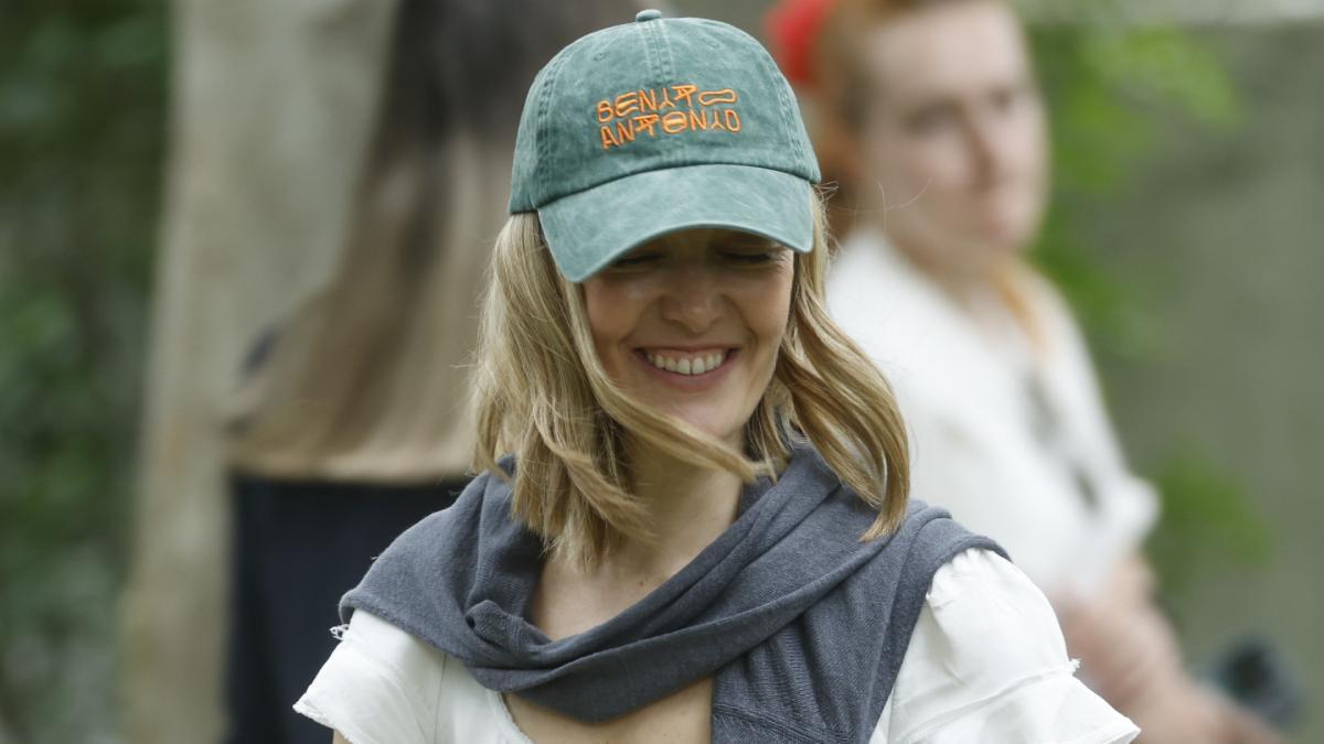 Marta Ortega estrena la gorra de Bad Bunny x Zara