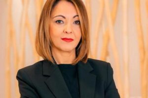 NIVEA BOUTEILLE BLEUE EXTRÉMITÉS OUVERTES | Sonia Hita, coiffeuse : « La crème Nivea au flacon bleu peut être utilisée dans certains cas précis comme une astuce pour contrôler les frisottis ou procurer une sensation de douceur »