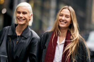 Ni acide hyaluronique ni acide salicylique pour les cheveux gris : l'astuce du coiffeur colombien Alejandro Tabares qui laisse les cheveux gris plus brillants et sans frisottis après teinture