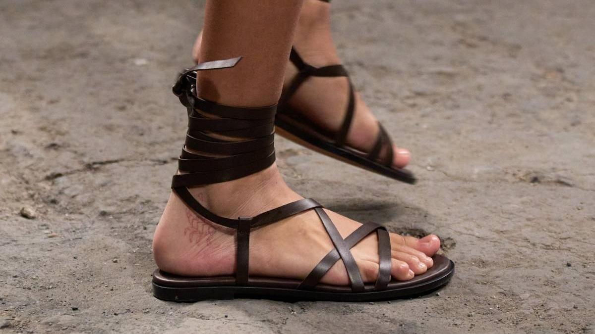 Ni cuñas ni tacones: estas 5 sandalias planas serán tu aliado este verano