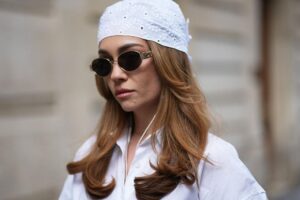 PEIGNER LES CHEVEUX MOUILLÉS | Dermatologues, trichologues et experts sont d'accord : « C'est une erreur de démêler les cheveux mouillés car cela casse la fibre capillaire : il vaut mieux le faire à sec avant de les laver »