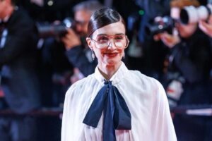 Paz Vega, enveloppée de soie, affiche un maximalisme avec une touche effortless au Festival de Cannes