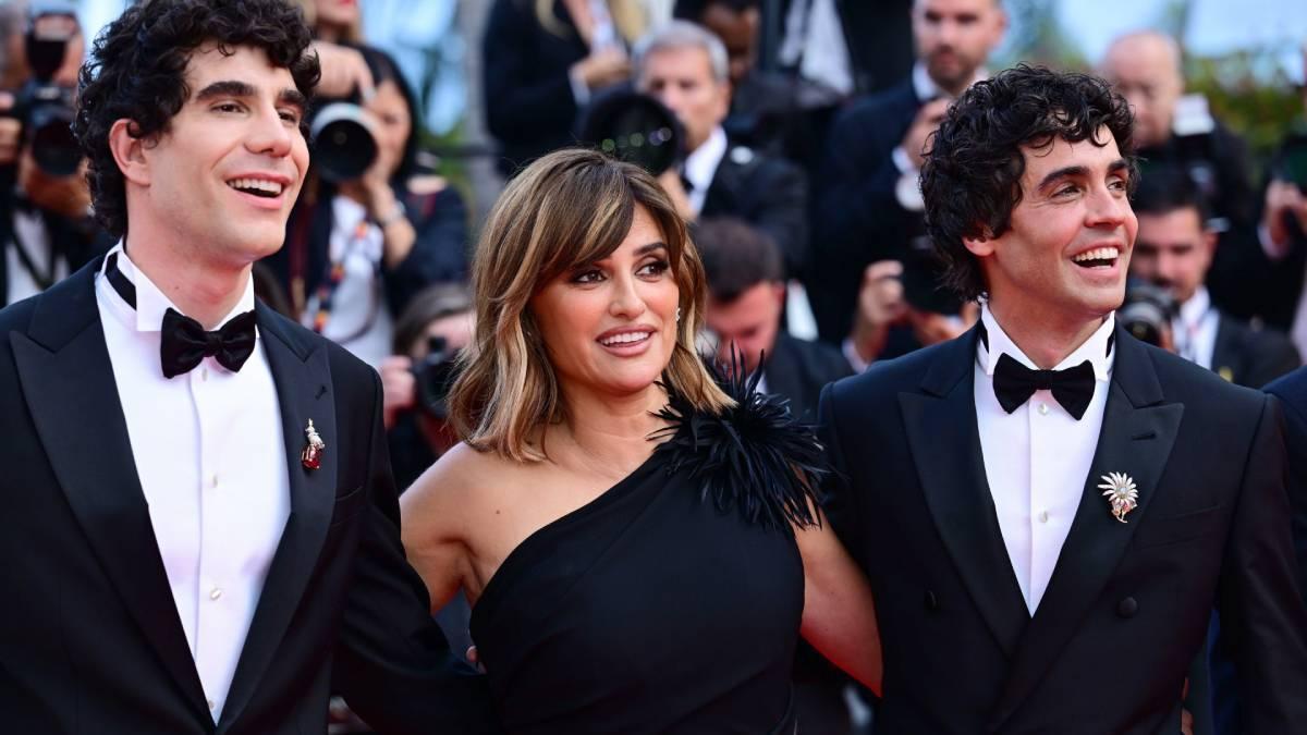 Penélope Cruz junto a Javier Calvo y Javier Ambrossi en la