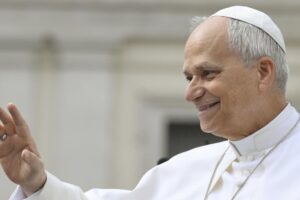 Personne ne s'attendait à voir le pape Léon XIV avec ces baskets rétro au Vatican : un modèle Nike méconnu qui connecte avec son passé