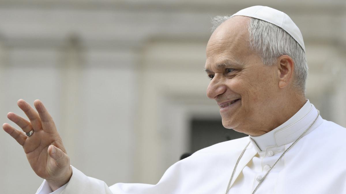El Papa León XIV revoluciona las redes con sus zapatillas Nike
