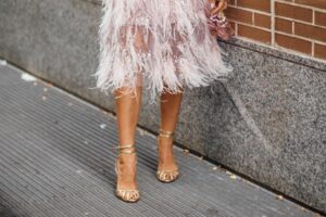 Pour 19 € chez Lefties, les confortables sandales dorées à petits talons que les femmes entre 40 et 50 ans portent pour accompagner leurs looks d'invitées et ne pas souffrir de douleurs aux pieds.