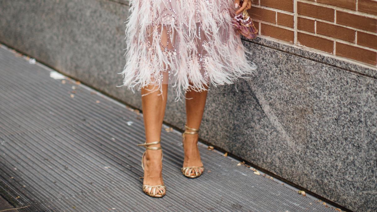 Por 19 € en Lefties las sandalias doradas de tacón bajo cómodo que las mujeres de 40 y 50 agotan para llevar con sus looks de invitada y no sufrir dolor de pies