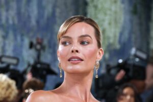 Sans mots : la robe de Margot Robbie pour le MET Gala a pris 761 heures à réaliser