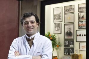 TALONS FISSURÉS | Vicente Calduch, pharmacien : « Pour avoir des pieds parfaits en été, je recommande d'appliquer le produit le soir en couche abondante et de le recouvrir de chaussettes en coton pour renforcer son effet réparateur. »