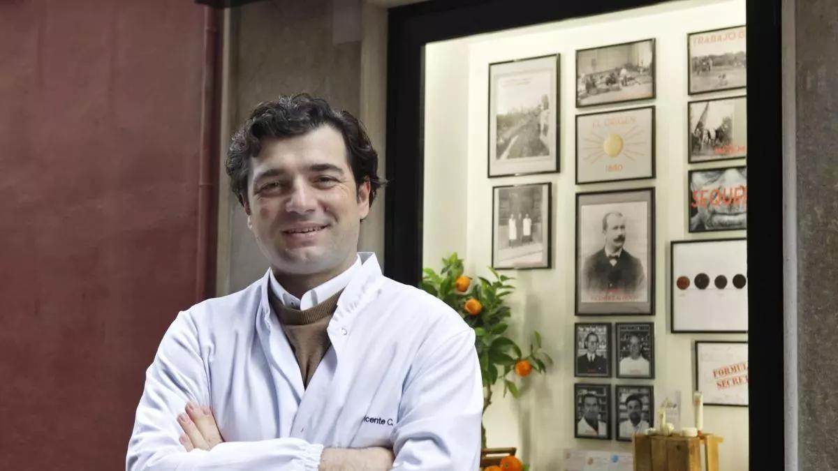 Vicente Calduch, farmacéutico: "Para tener unos pies perfectos en verano recomiendo aplicar el producto por la noche en capa abundante y cubrir con calcetines de algodón para potenciar su efecto reparador"