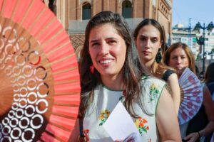 Teresa Urquijo devient la mieux habillée de la semaine avec une élégante tenue florale adaptée aux températures élevées