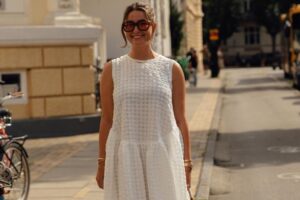 Zara et Mango coïncident : ce sont les robes courtes tendance été 2026 qui se combinent le mieux avec des sandales et des espadrilles compensées