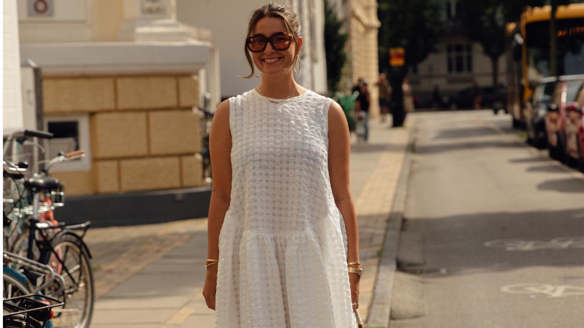 Zara y Mango coinciden: estos son los vestidos cortos de tendencia verano 2026 que mejor combinan con sandalias y alpargatas de cuña