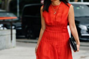 Zara vient de mettre dans ses magasins les robes en lin que les rédactrices de mode écouleront avant la fin mai : elles respirent l'élégance et s'associent à merveille avec des sandales plates.
