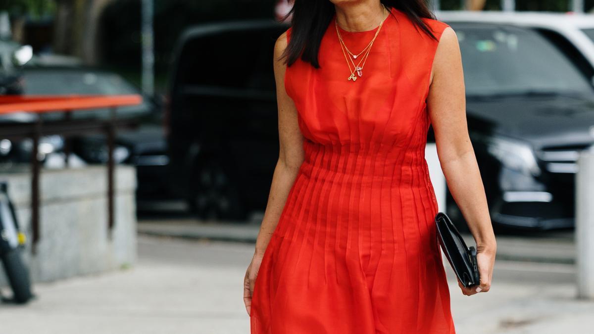 Zara acaba de poner en sus tiendas los vestidos de lino que agotaremos las editoras de moda antes de que acabe mayo: derrochan elegancia y combinan genial con sandalias planas