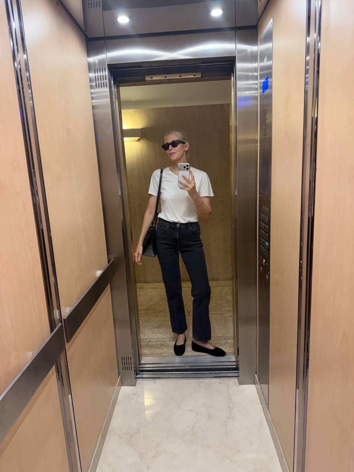 Kelly Rutherford montre ses Cayumas sur l'une de ses « photos d'ascenseur » emblématiques