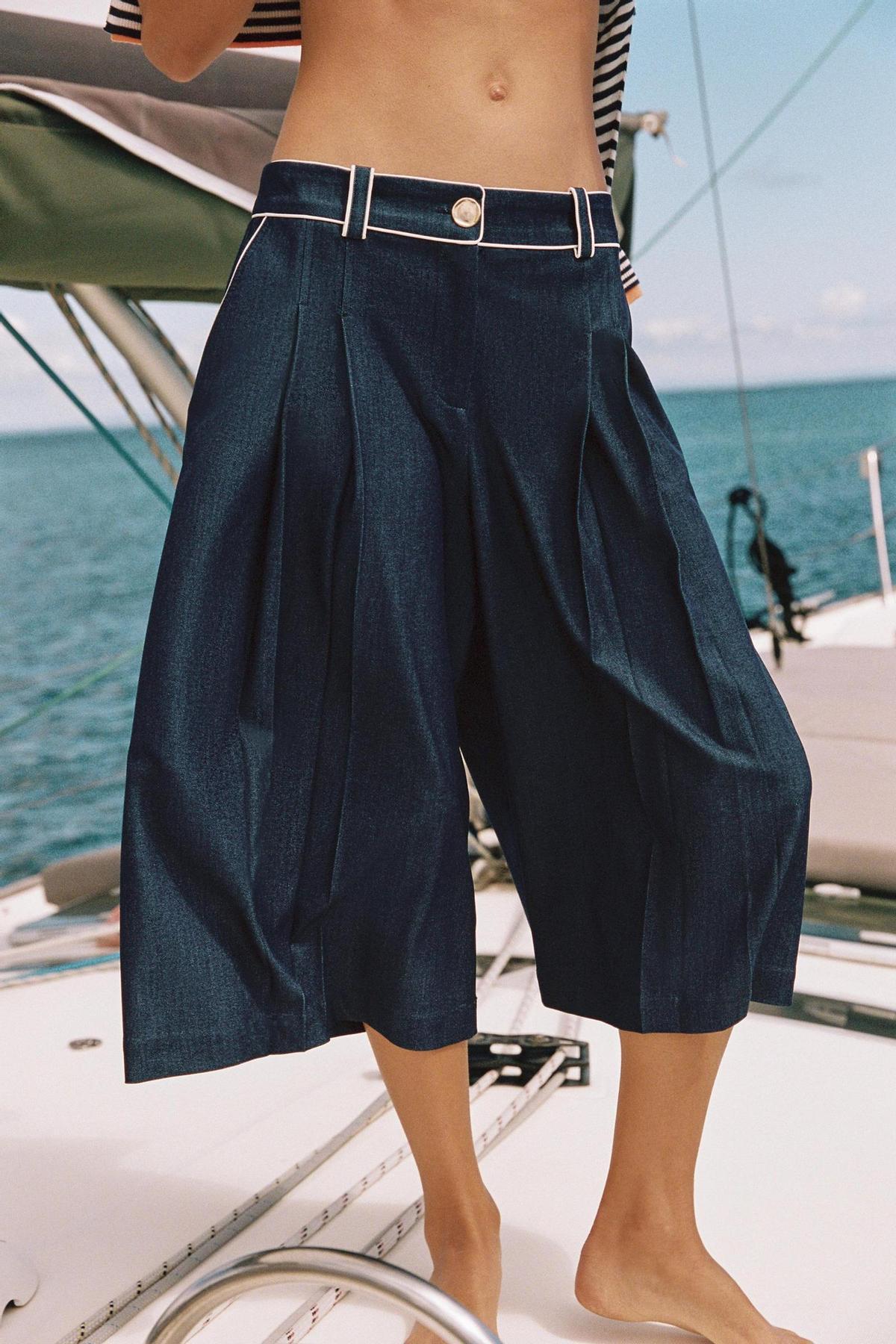 Bermuda midi bleu avec passepoil