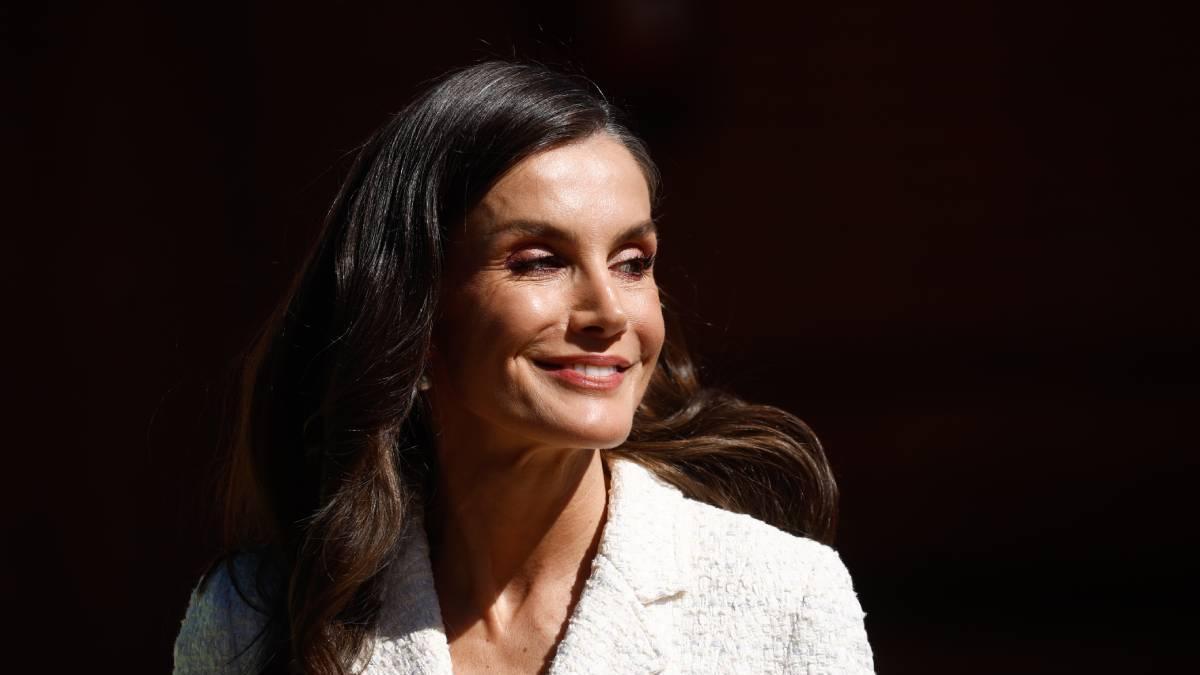 La reine Letizia, en blanc immaculé lors de sa visite à l'Académie des officiers de la Garde civile : proche, impeccable et impliquée