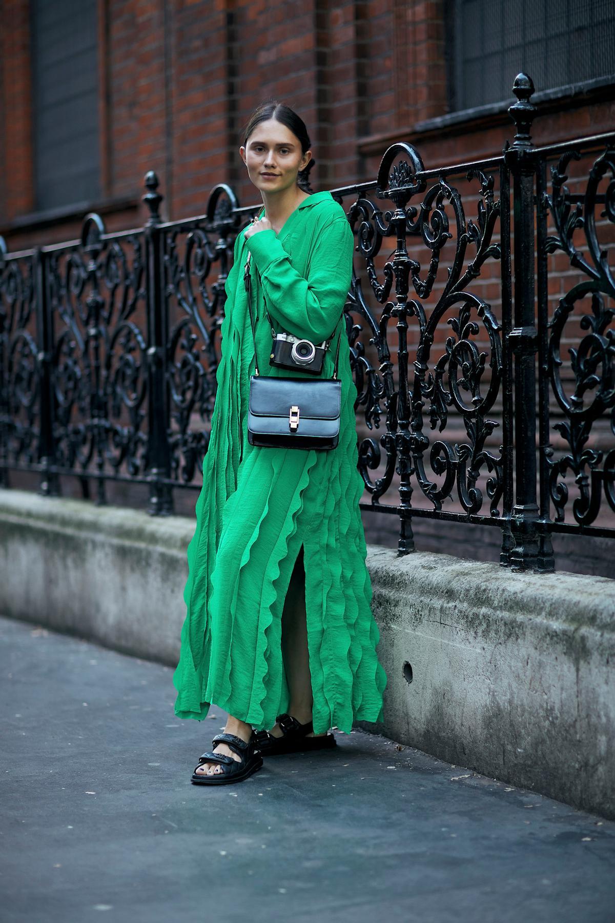 Comment combiner des sandales de sport : avec une robe midi