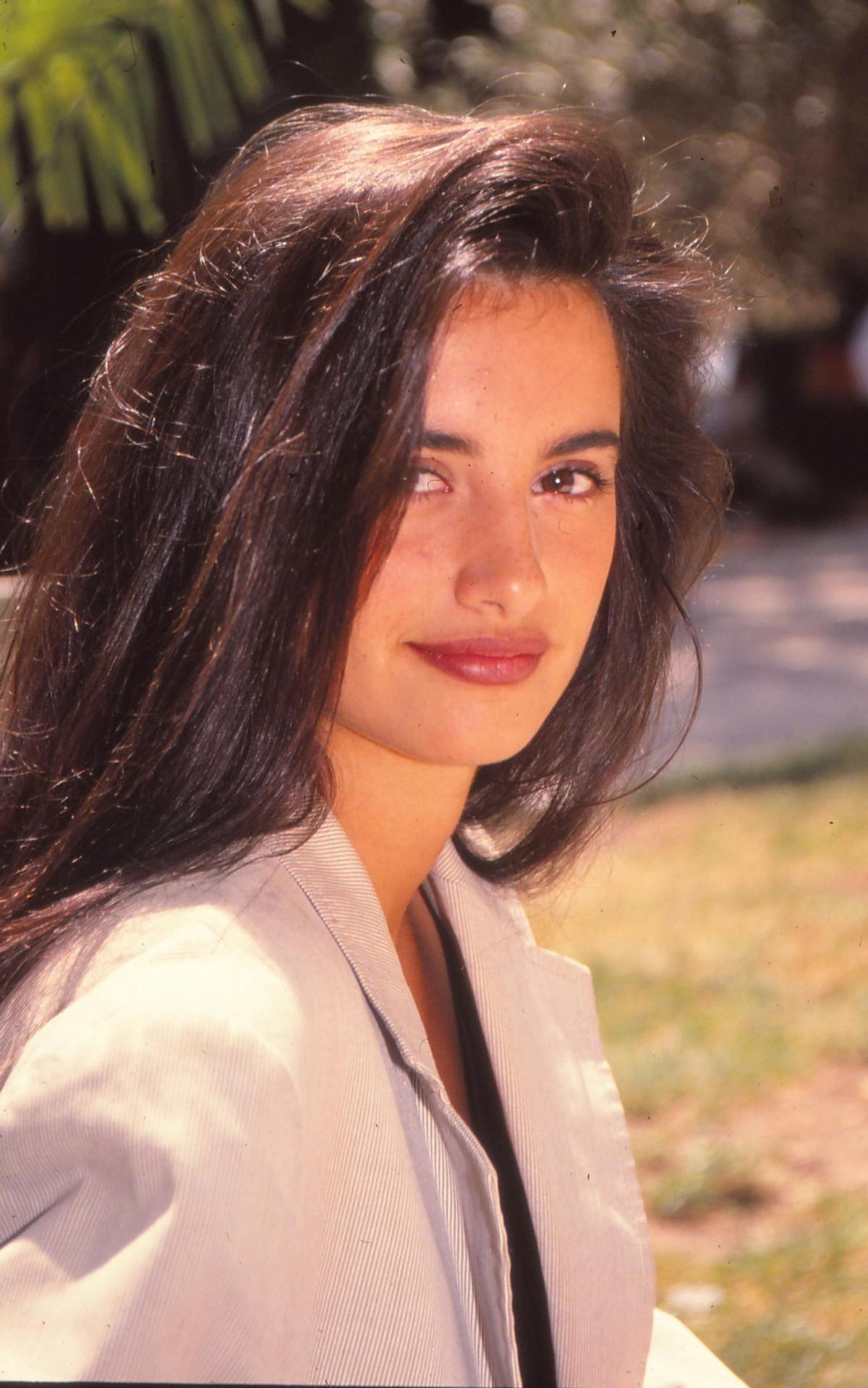 Penélope Cruz en 1992 combinant joues et lèvres