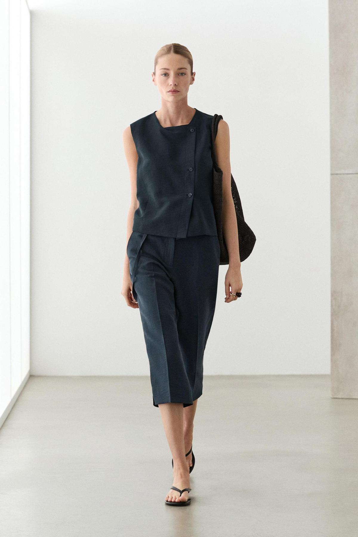 Ensemble gilet bleu marine et bermuda midi plissé