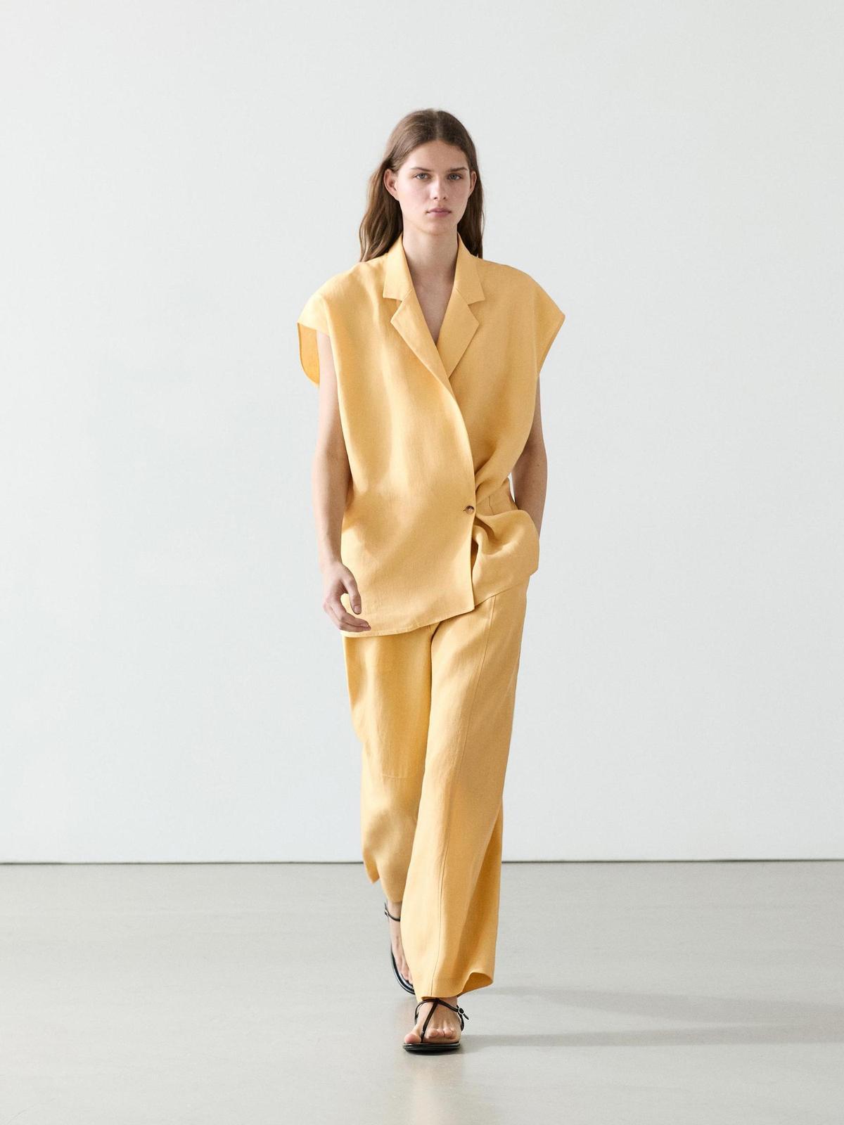 Ensemble gilet jaune pastel et pantalon fluide