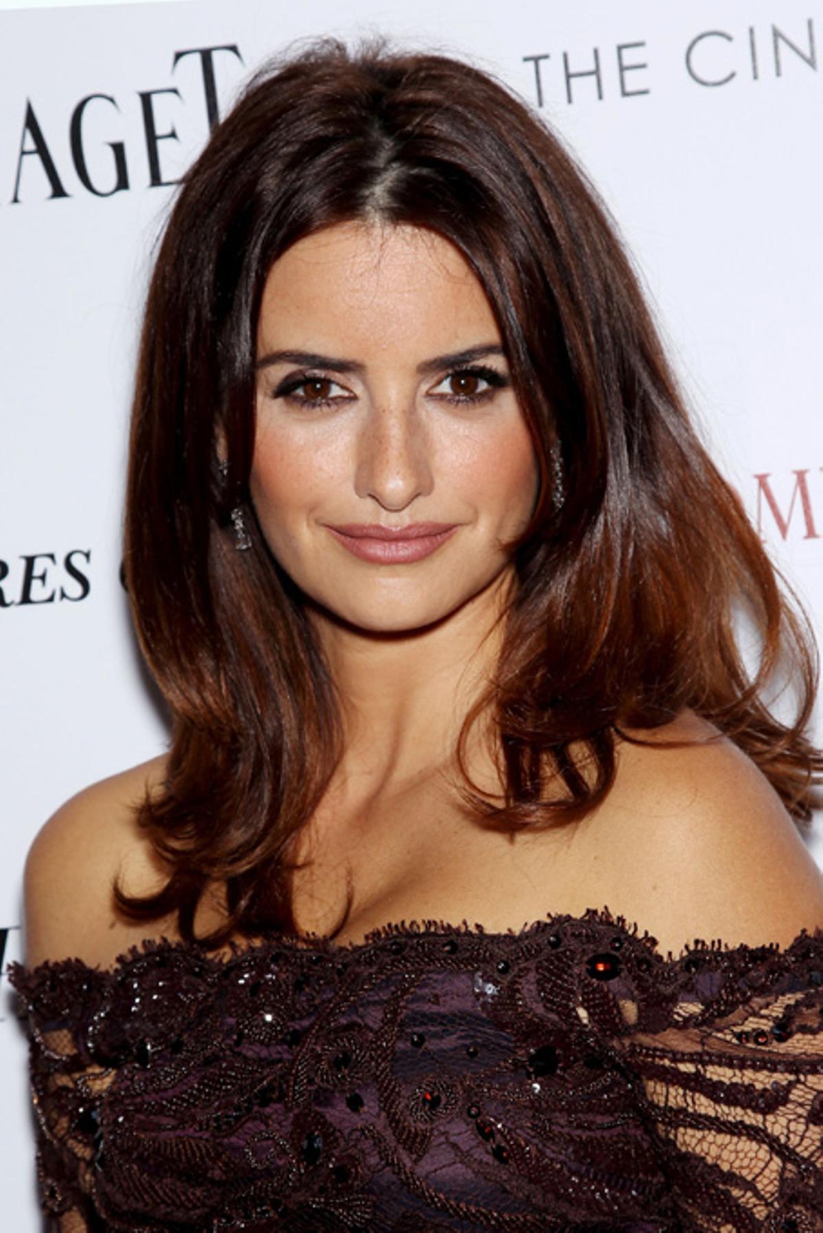 Le phototype IV comprend une peau foncée ou olive, des cheveux châtain foncé et des yeux marron, comme c'est le cas de Penélope Cruz. Ils n'ont généralement aucun problème à bronzer et leur peau prend facilement une teinte dorée. Ils ne brûlent que s’ils passent beaucoup de temps à bronzer sans crème solaire. Protection recommandée : Moyenne. Même si votre peau est foncée, 