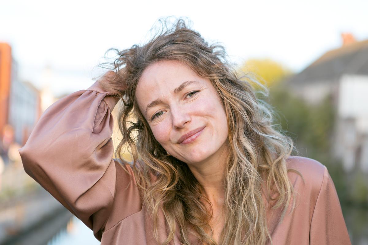 Les tons clairs apportent plus de luminosité et de vitalité au visage.