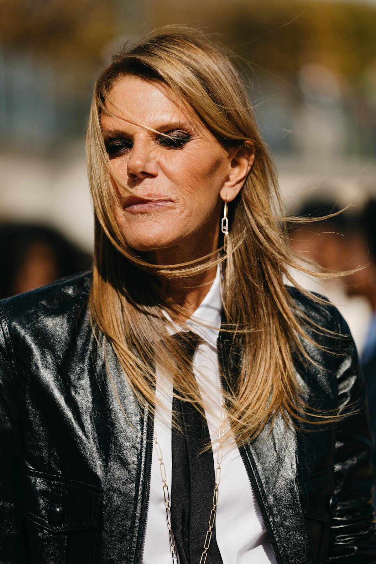 Les tons très contrastés ont tendance à mettre en valeur les traits et à durcir le visage.