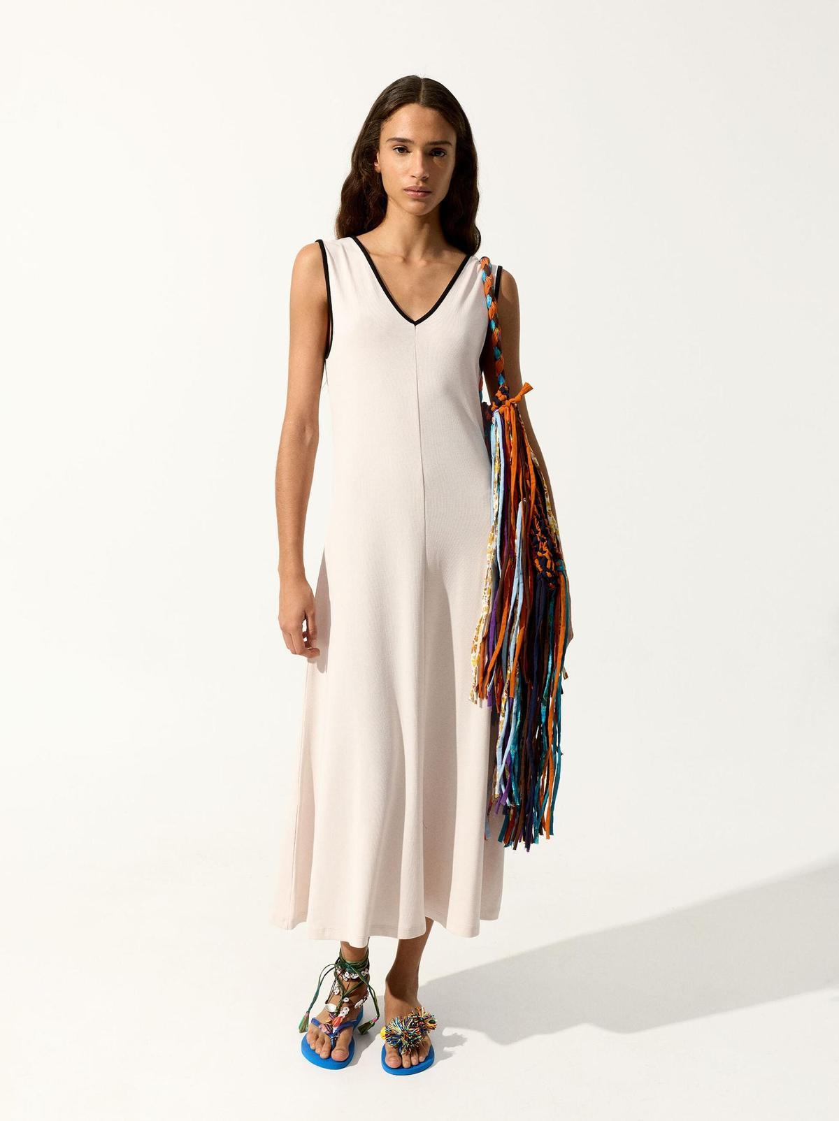 Robe blanche avec décolleté en V
