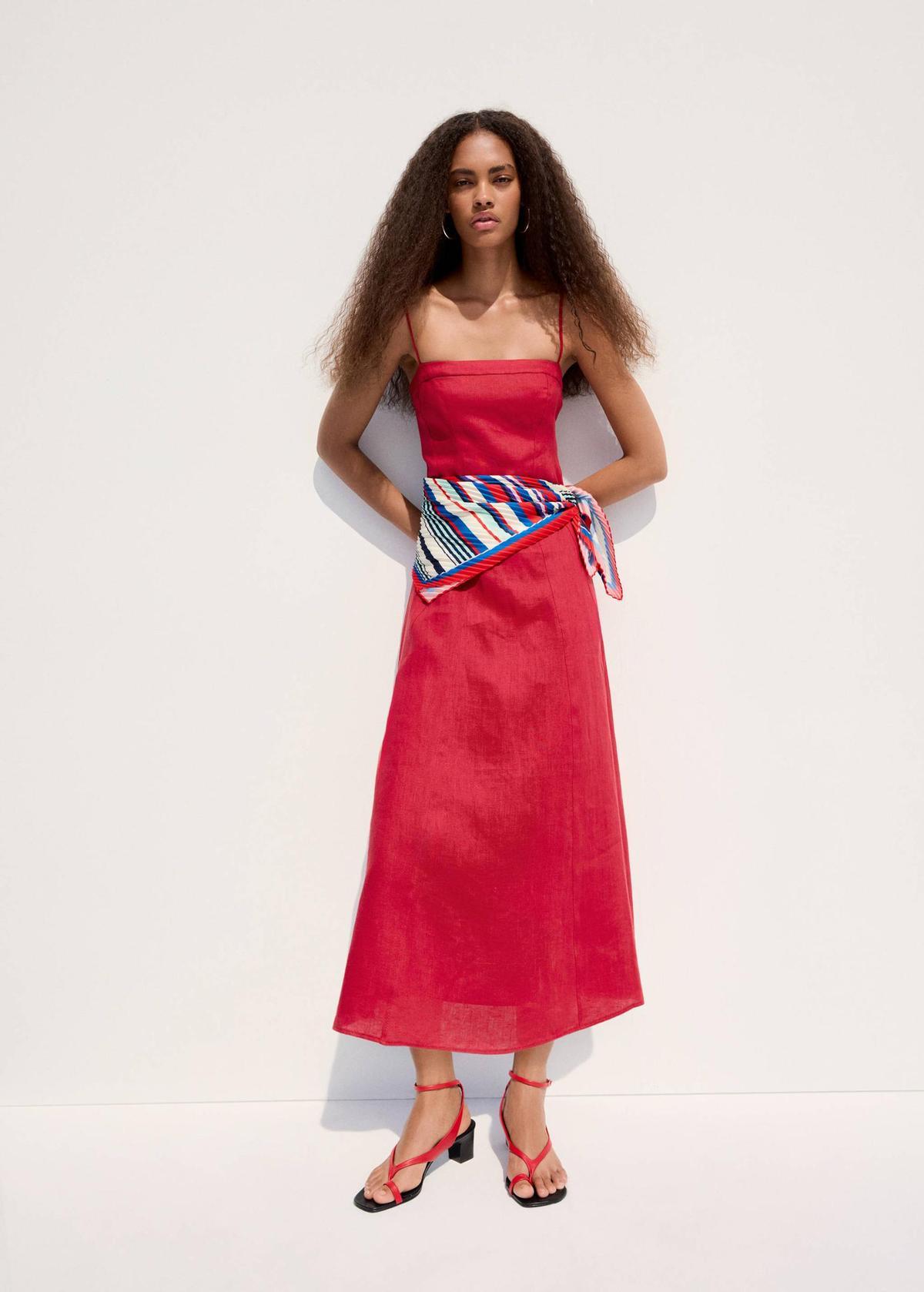 Robe en lin rouge à bretelles et surpiqûres