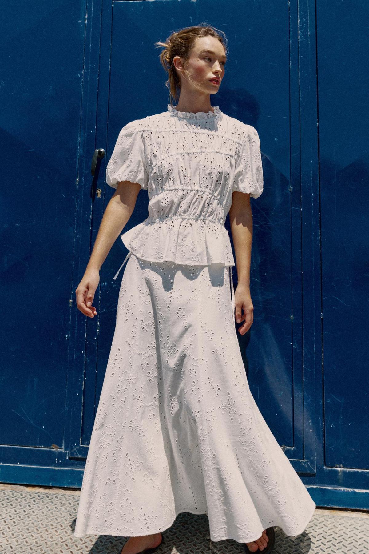 Ensemble chemisier blanc et jupe midi avec broderie