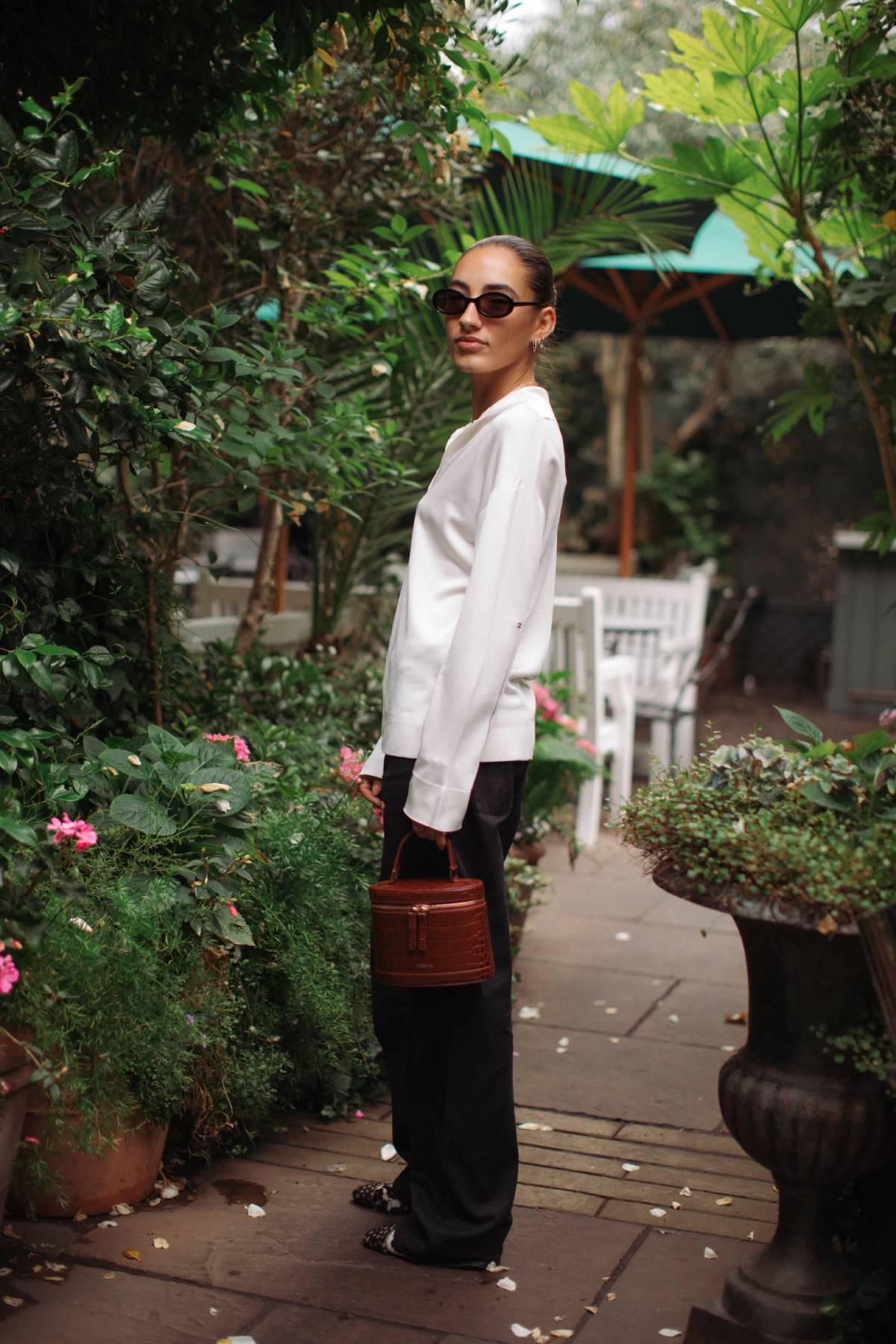 Matilde Mourinho avec le sac 'Prismatic coco cognac' de Paris/64