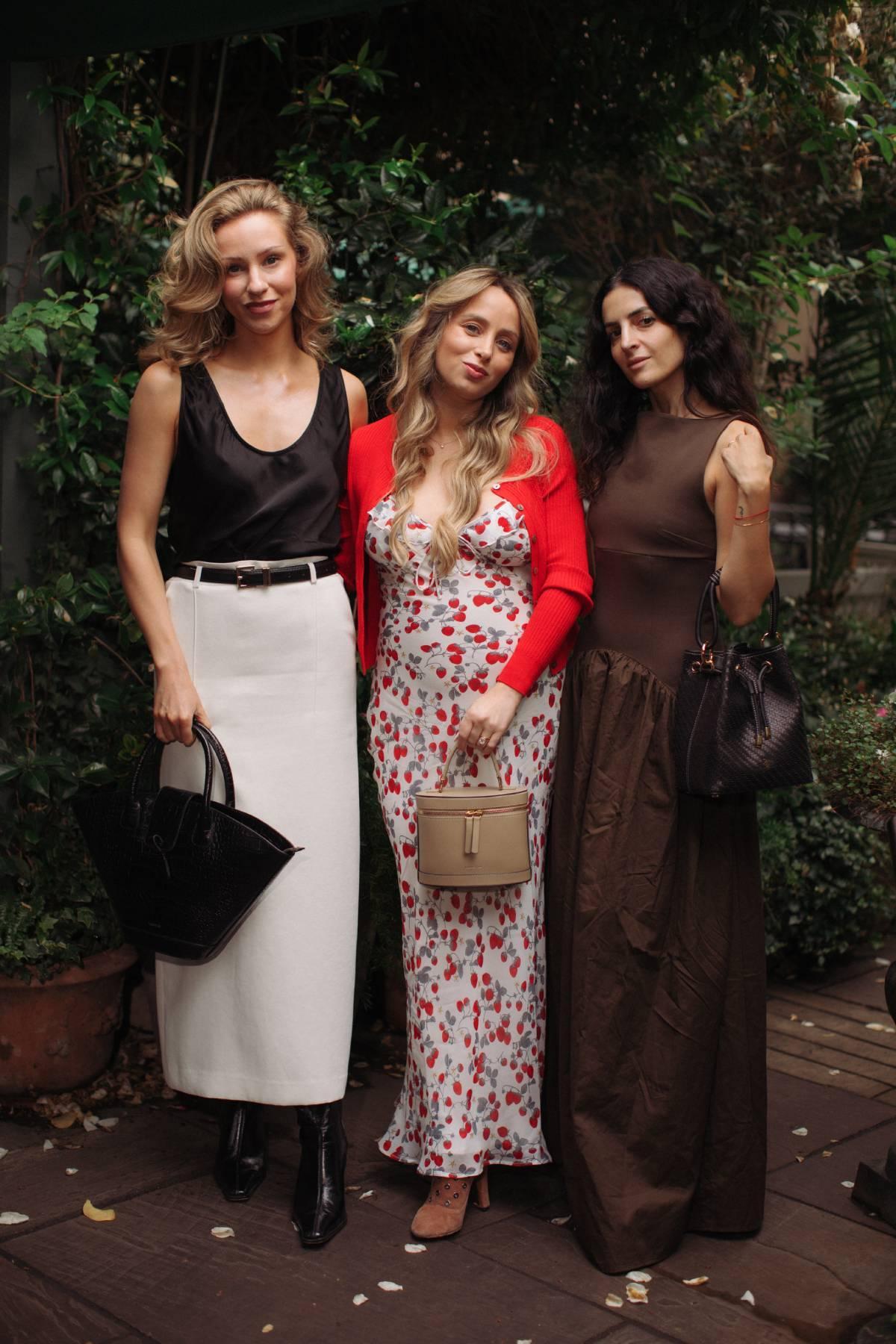 Liv Blackwell, Scarlett Reuben et Tara Zadeh avec des sacs Paris/64 à l'événement de Londres