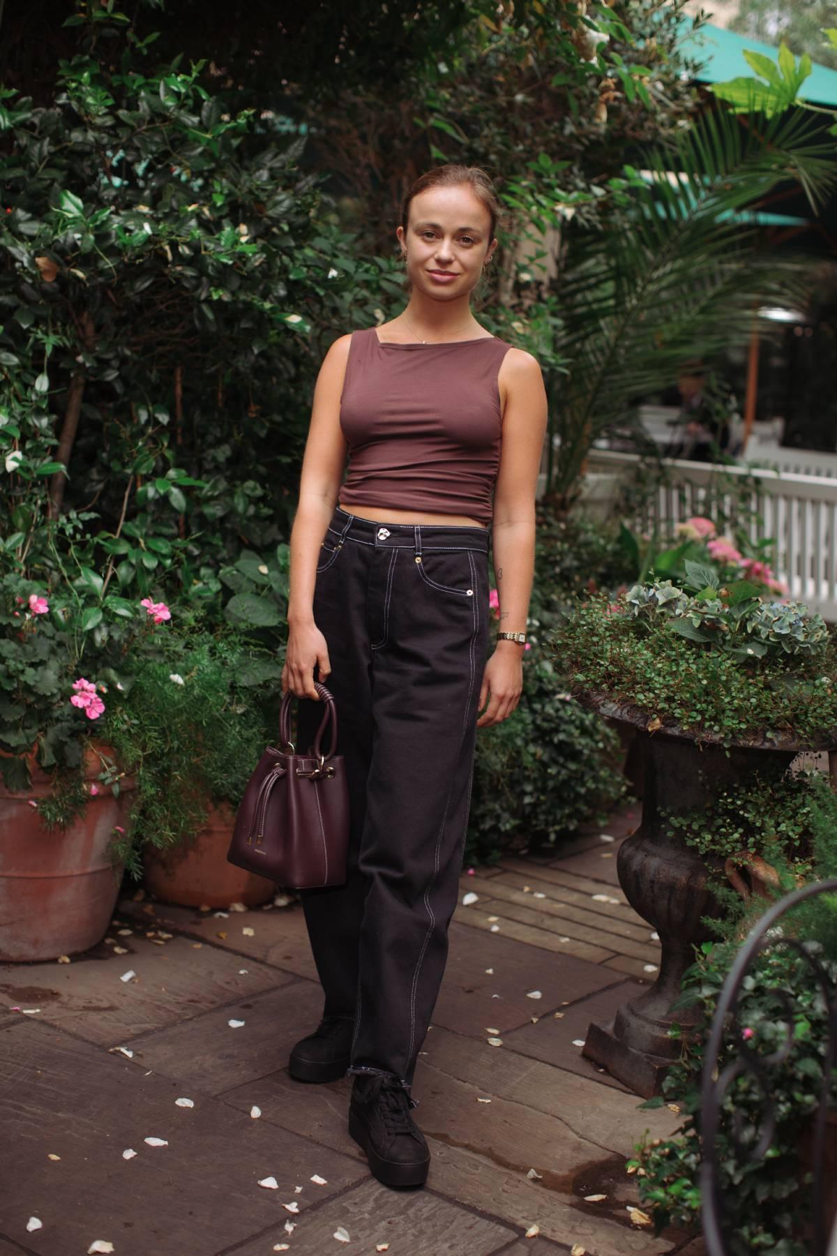 L'aristocrate britannique Amelia Windsord avec le sac Paris/64 'Studio burgundy'