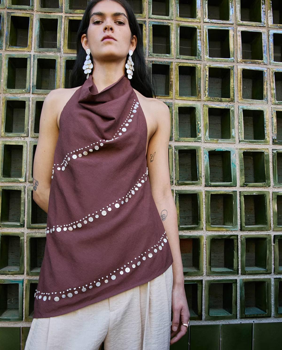 Blouse à col drapé, perles et boutons nacrés, par Sfera